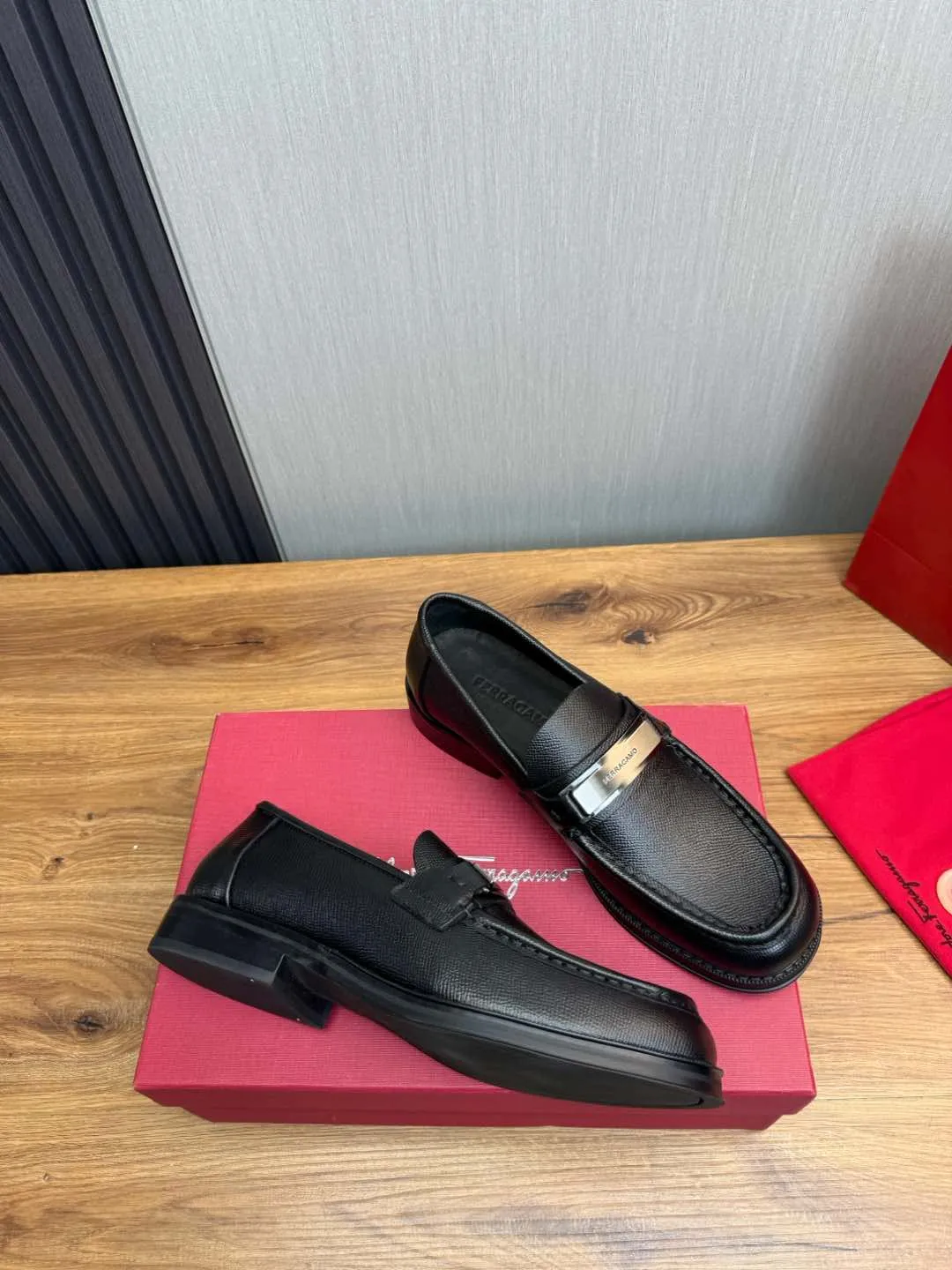 Men's shoes 💰880💰 Ferragamo. [Ferragamo] men's thick-soled loafers, the latest hot style, 1:1 original purchase quality, top quality, imported open-edge beaded cowhide leather on the upper, hand-made three-dimensional stitching highlights the round toe design, the inner foot pads are all imported cowhide, with original lightweight foam outsole, matching code 39-44, (38, 45 custom-made, non-refundable)